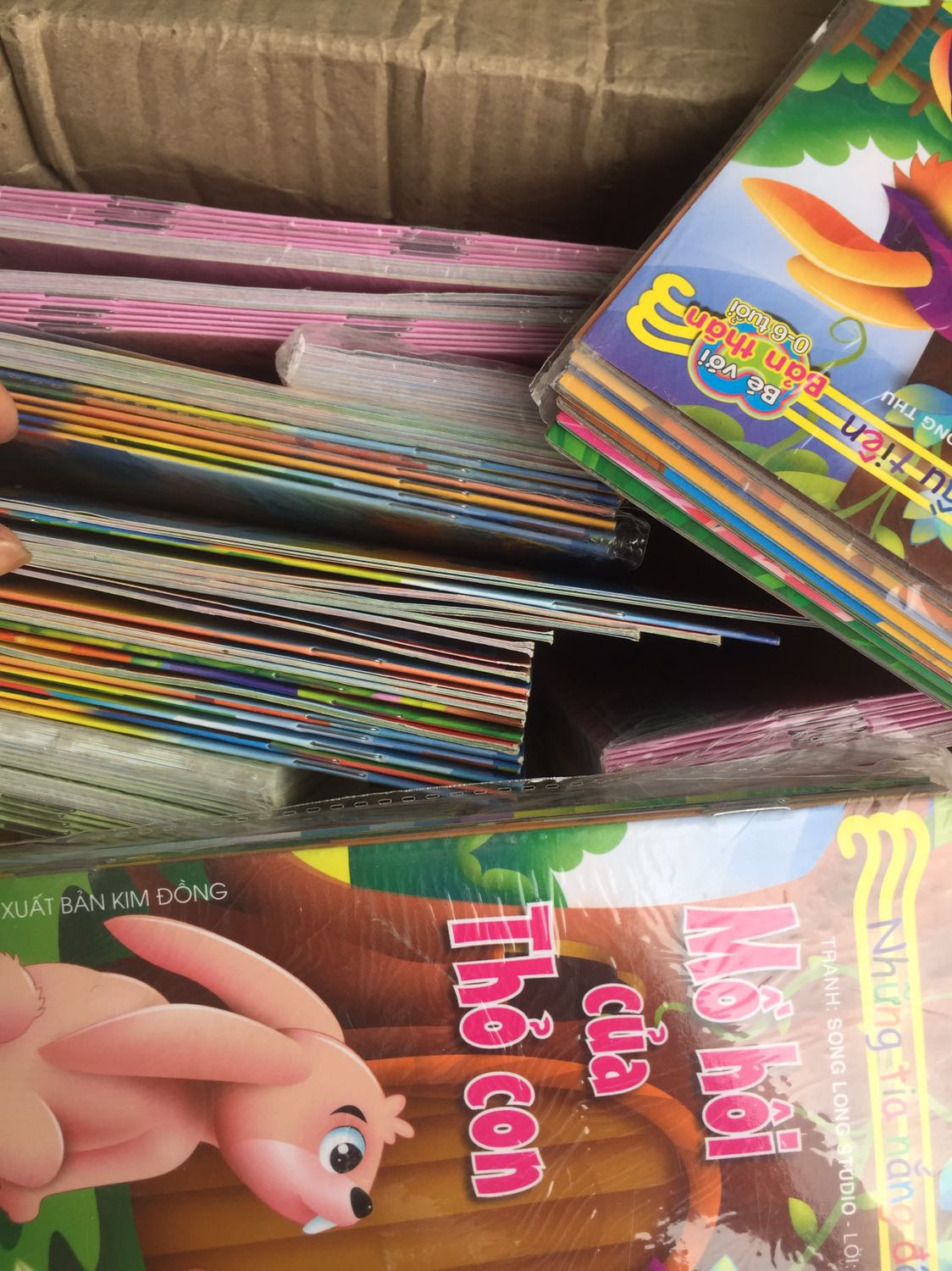 Rất thất vọng. Sách rách, nát và bẩn. Bộ thì thừa (2 quyển giống nhau), bộ thì thiếu sách (10q thì có 8). Như thể là sách dọn kho. Yêu cầu Tiki thu hồi lại đơn hàng và giao lại cho tôi đơn mới. Nếu ko thì hoàn trả lại tiền cho tôi.