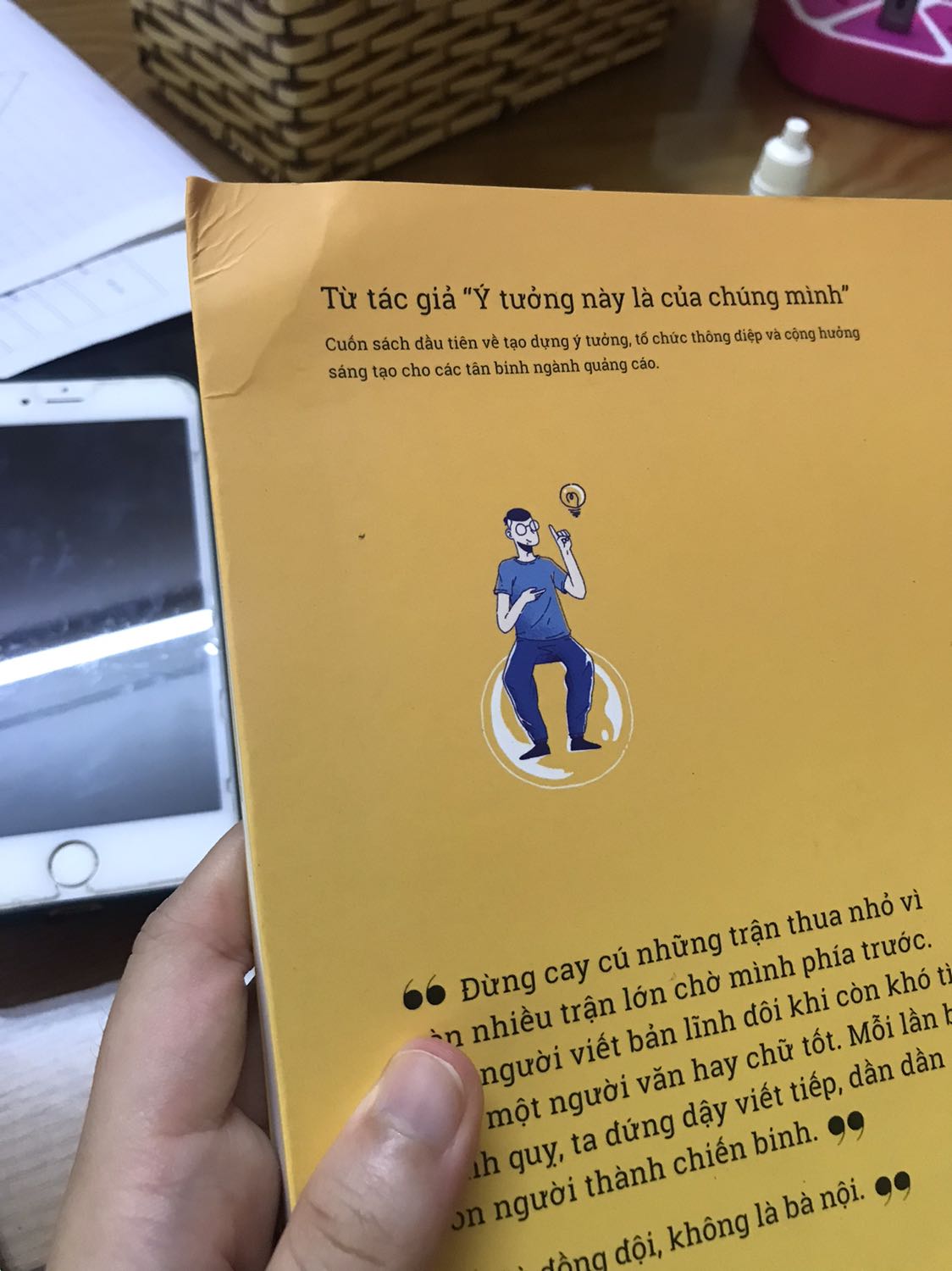 Sách của anh Sơn thì khá hay rồi, mình không có phàn nàn gì. Tuy nhiên, mình không hài lòng về chất lượng vận chuyển của Tiki hoặc Rio (mình không biết bên nào phụ trách chính). Nhưng hộp sách mình nhận về tay bị móp xọp, mở ra cuốn 90-30-20 cũng quăng góc rõ rệt, nhìn rất đau lòng :(( Mình hi vọng bên Rio sẽ cải thiện bằng cách quấn bao chống sốc cho các em sách, và bên Tiki vận chuyển nhẹ nhàng hơn một chút. Để các em sách hay bất cứ sản phẩm nào về tay người nhận cũng còn giữ nguyên được dáng vẻ xinh đẹp của nó, như vậy thì trải nghiệm dịch vụ sẽ tốt hơn rất nhiều lần.