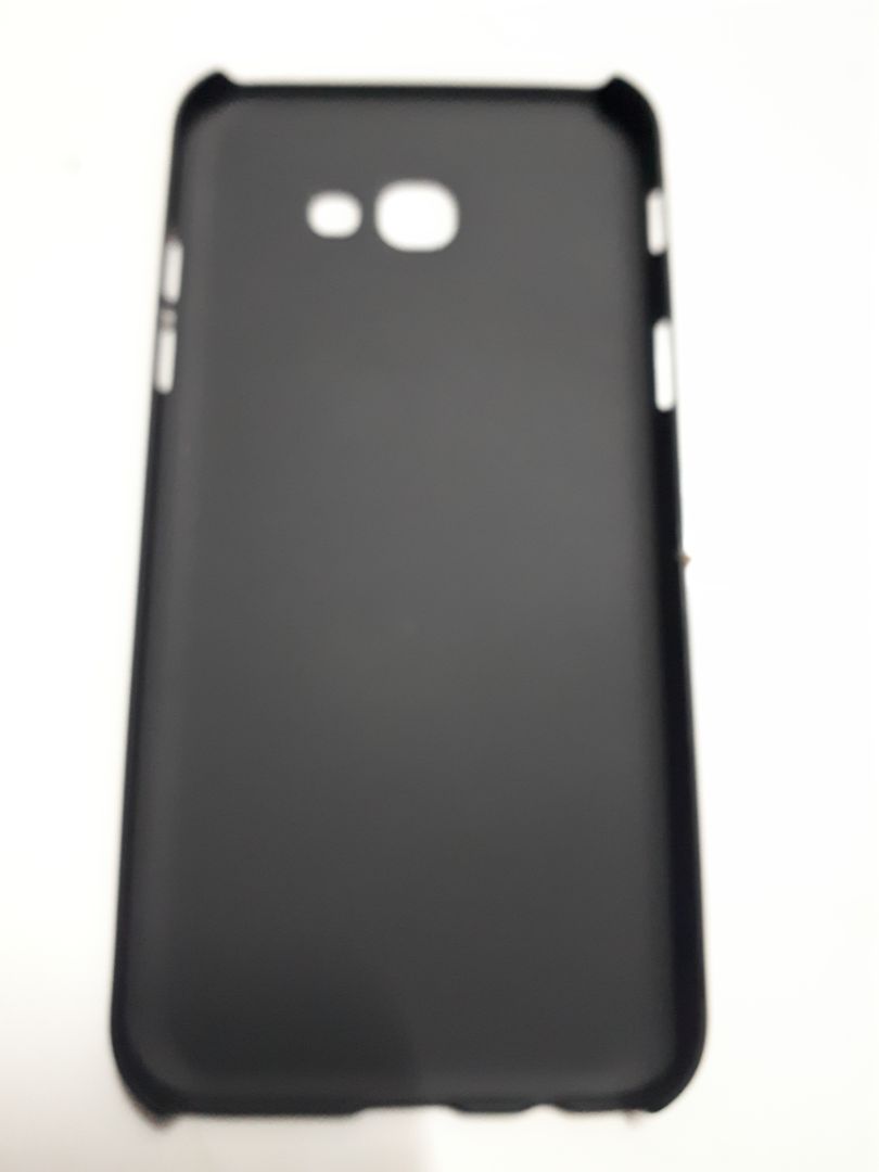 Ốp lưng ôm khít điện thoại. Những vị trí khoét lỗ chính xác. Độ hoàn thiện tốt. Cầm nắm bám tay.