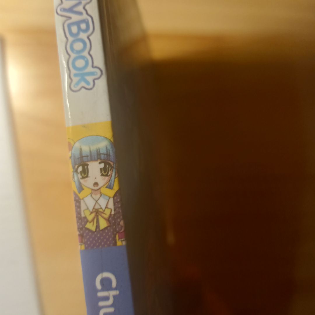 Nhìn sản phẩm vừa mua mà cảm thấy hụt hẫng lắm luôn ấy. Bìa với gáy sách dính bẩn, mấy trang cuối và góc bìa bị gấp vào, nhìn như sách cũ bị pass lại vậy. Nhưng được cái là vận chuyển nhanh, nét vẽ và ND khá dễ thương, phần còn lại không vấn đề gì nên vẫn để 4 sao