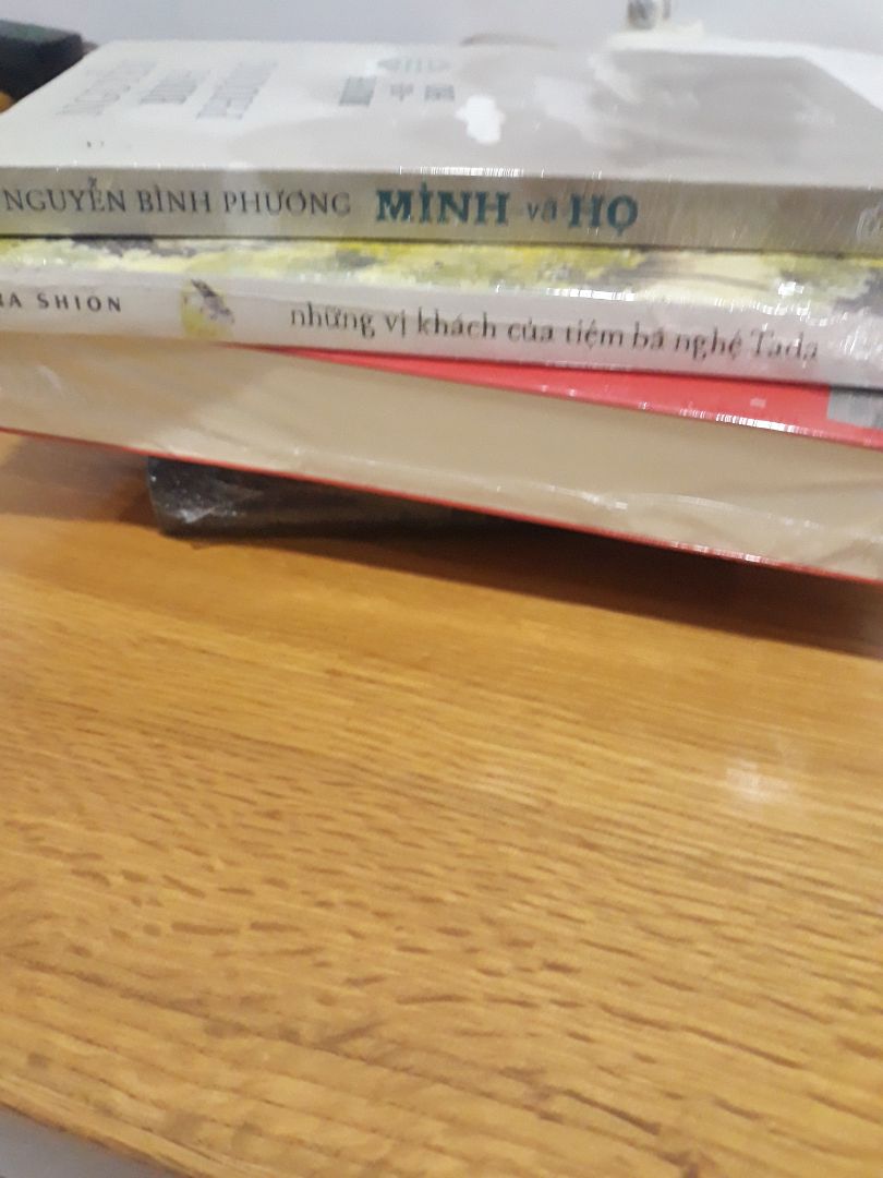 Một chiếc bìa đơn giản chứa đựng một nội dung tuyệt vời, một cuốn sách để lại nhiều suy gẫm, bạn sẽ khó mà bỏ xuống khi bạn mở nó ra.