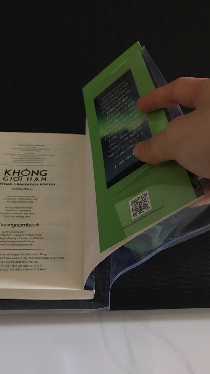Đợi cuốn sách hơn 2 tuần nhưng lúc nhận thì vỏ bọc sách rách hết trơn, buồn thiệt sự . Biết là dịch thì đợi hàng lâu. Mình không hề hối hàng đến tận 2 tuần không biết thế nào nên mới gửi *** phàn nàn giờ nhận hàng rồi mà cũng không được trọn vẹn. Mong Tiki làm việc chuyên nghiệp hơn, hàng giao trễ báo trước để tránh những trường hợp hàng hoá khi giao bị như này .