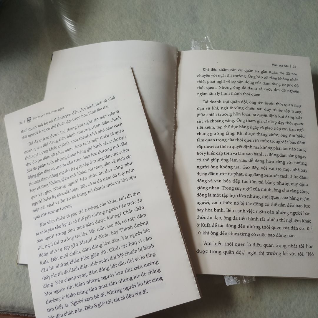 Sách đọc đến đâu rớt ra đến đó! Các trang sách cắt ko đều nhau, một số trang chữ còn bị nghiêng. Vừa mua sách 109k, xem lại để đánh giá thì tiki báo hết hàng và sắp restock với giá 79k! Lần đầu tiên bị Tiki giao một cuốn sách lỗi thế này! Rất thất vọng! Nhưng vẫn tự an ủi thôi thì đọc được là ổn rồi! Quan trọng là kiến thức! Nhưng nếu Tiki vẫn phục vụ những sản phẩm thế này thì cần phải cân nhắc việc tiếp tục ủng hộ.