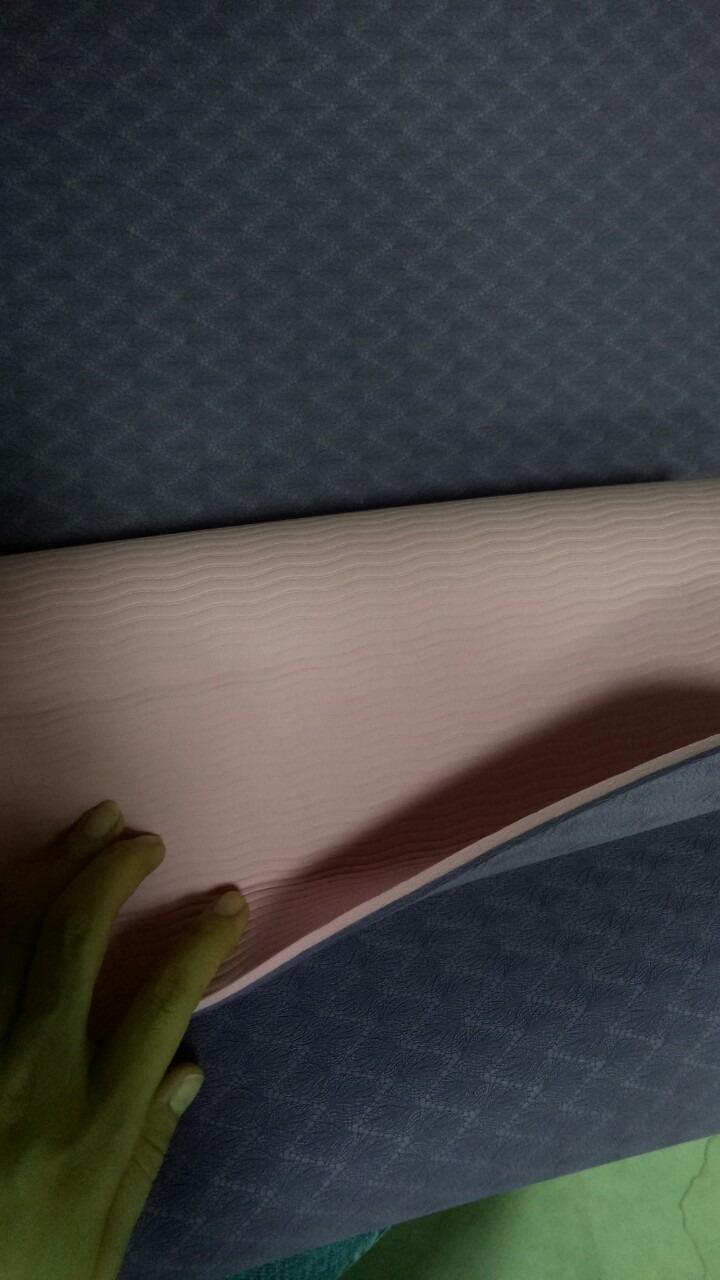 Sản phẩm giống như miêu tả, khi mở bên trong có 1 vết xước nhỏ, tuy nhiên k ảnh hưởng nhiều, sản phẩm không có mùi hôi, đúng thương hiệu Eco Friendly. túi đựng thảm đẹp. rất ưng ý. cám ơn shop.