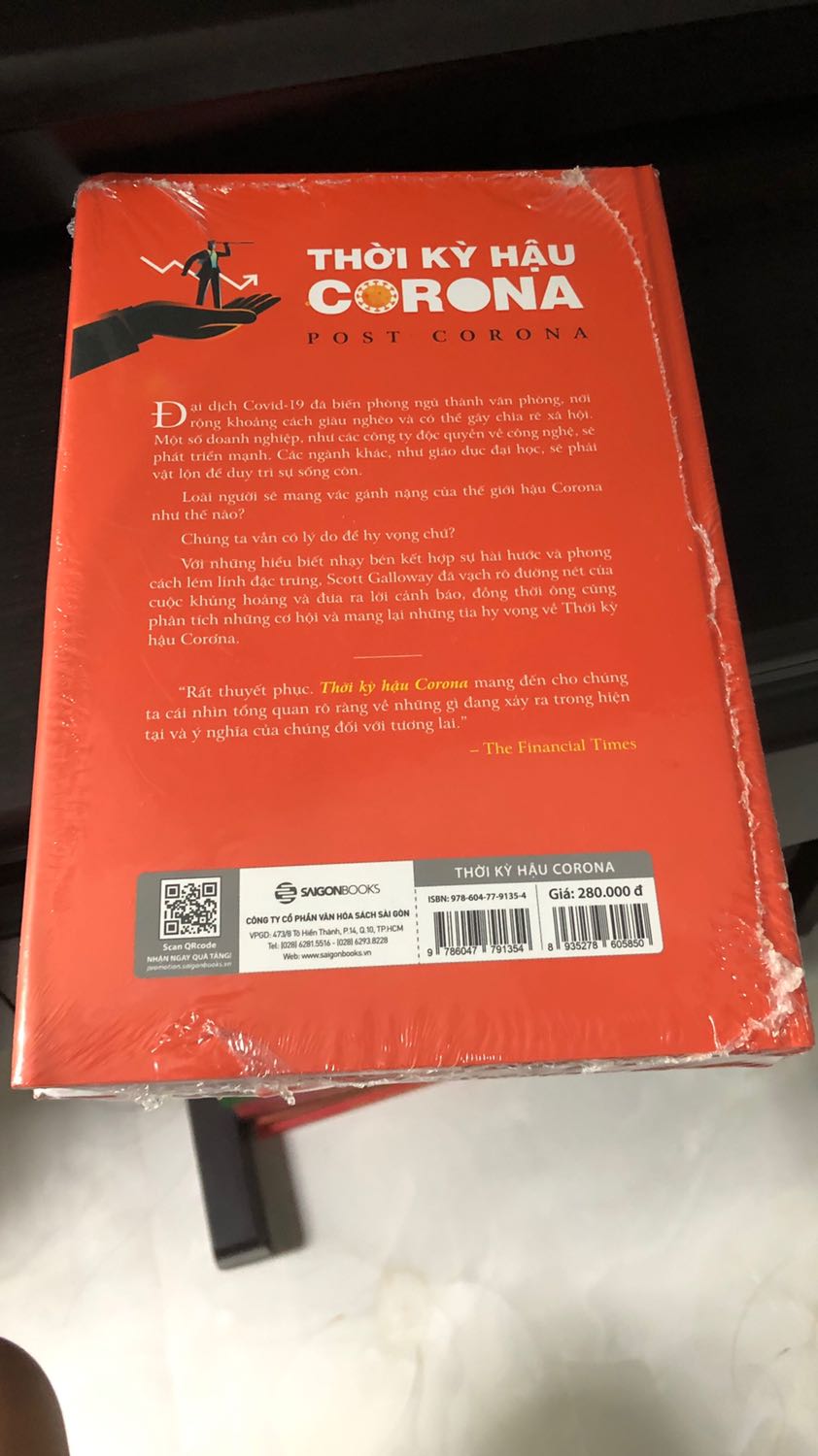Sách giao nhanh, nhân viên giao hàng vui vẻ chu đáo. Sách mới nhận nên chưa đọc nội dung. Về hình thức: sách bìa rời, có dây ruy băng để đánh dấu trang sách rất đẹp. Một quyển sách chất lượng.