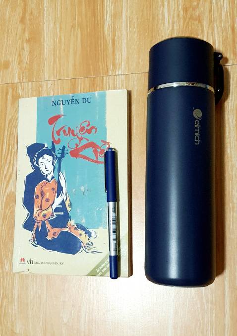 Sản phẩm có thiết kế đẹp, có quai xách gắn ở nắp rất tiện dụng. Nắp bình có thể dùng làm ly uống nước. Đóng gói gói cẩn thận, giao hàng đúng hẹn. Sẽ đánh giá chất lượng, thời gian giữ nhiệt, ảnh hưởng sức khỏe... sau một thời gian trải nghiệm.