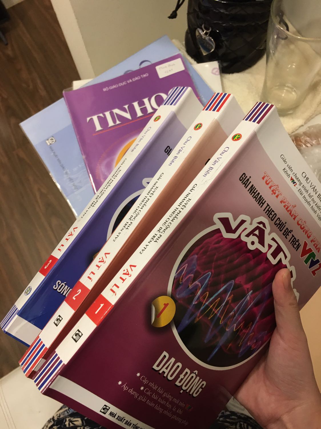 Gáy sách bị dơ và trầy xước