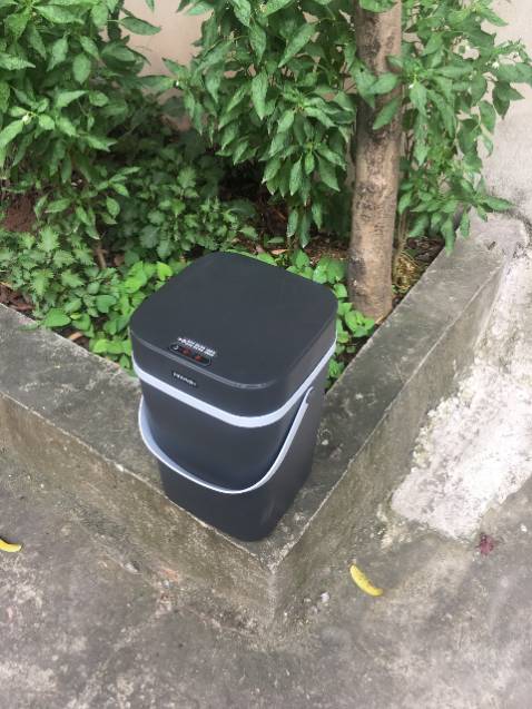 Dùng vài ngày thấy cũng ok, cảm ứng mượt như soni, đóng mở sau 6 giây, khá là nhanh không bị tốn pin. Không phải loại sạc pin lích kích, cứ lắp 2 pin con thỏ vào là dùng. Có khá nhiều màu nhưng mình chọn màu đen vì nó sạch và sang ấy, có quai cầm bằng silicon xách đi đâu cũng được, dễ di chuyển các phòng. Mấy thùng cũ mình mua là cứ phải bê bê, mắc mệt. Sẽ mua thêm để ở các phòng cho tiện sử dụng!