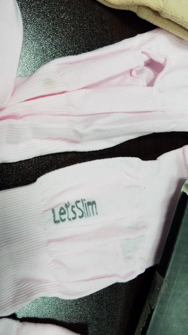 Hok bít phải hàng mới ko, mà dù có hàng tồn kho đi chăng nữa, lúc bán cũng nên xem sp nào bán được hẵn bán. ?
Tiki thì đóng gói cẩn thận, giao hàng dễ thương mà sp thì ?
Găng màu hồng: bao bì đầy bụi, sp thì lấm lem, vải thì mỏng dánh ko thể tả; Găng vàng da: hok bít có xem giới tính KH hok nữa, mình nữ mà đưa găng của nam hay sao í, to đùng, vải xù xì.
 Thiệt là thất vọng tràn trề vì mua 4 cái, nhận 2 cái đầu thấy ok lắm luôn, 2 cái cuối thì ?.