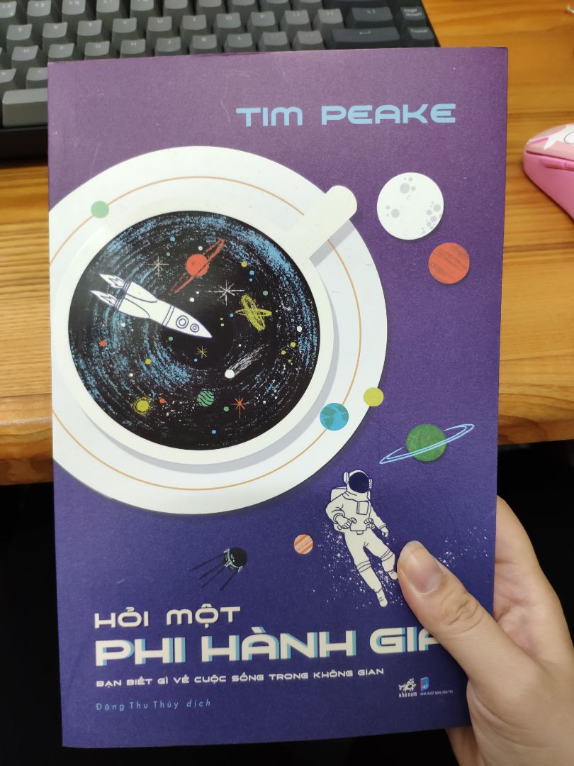 Sách nonfic về vũ trụ và phi hành gia, siêu thú vị và hài hước. trong sách có vài trang màu nữa. Nói chung là xịn, đáng đọc :3