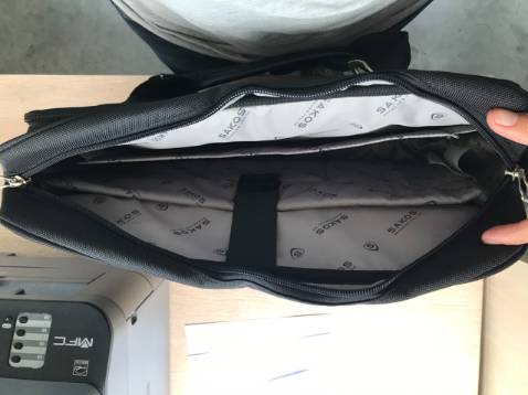 Sakos chưa bao giờ làm mình thất vọng. Vải dày và chắc chắc và thiết kế rất phù hợp để đựng laptop và mấy thiết bị điện tử. 

Đây là cái thứ 3 mình đã mua. Cái balo Sakos đầu tiên mình mua năm 2015, cái cặp Sakos thứ hai mình mua năm 2016 xài tới giờ chỉ phai màu do thời tiết, chưa bị hư hay có dấu hiệu hư hại gì. Đợi nó hư lâu quá, nên mình đổi luôn cái mới. 

Sẽ ủng hộ Shop tiếp. Cảm ơn Shop Ngọc Bích, Tiki và The Best Inc.