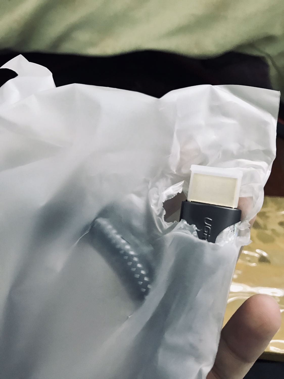 Dây thiết kế đẹp, chắc chắn. Đầu kết nối nhỏ gọn dễ dàng cắm vào laptop và màn hình rời. Tuy có nhược điểm là bị chập chờn tín hiệu phát lên màn hình rời, mình không rõ là do dây hay do laptop nhưng chung quy lại thì sản phẩm tốt trong tầm giá.