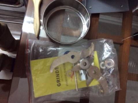 Hàng chính hãng, bóng, đẹp, xay khỏe và mịn, được tặng cả bộ lưỡi sơ cua nên k lo về thay thế. Shop trả lời tin nhắn mình rất đầy đủ, thank's!