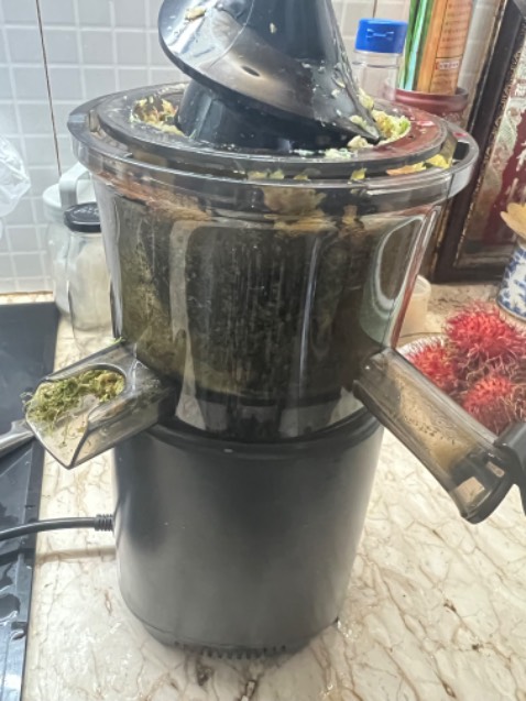 Máy ép kiệt nước, phần bã rất khô. Lắp vào khá dễ. Nhưng điểm trừ lớn nhất là rất khó tháo ra. M là nữ, khi lắp mất có 5-10s, nhưng khi tháo mất cả gần 1 tiếng vẫn ko đc, phần trụ ép hít rất chặt. Buổi sáng mà mất thời gian để tháo vệ sinh máy rất bực. 
Ps: Ảnh là phần trục ép gắn chặt với thân máy, m tháo ko đc