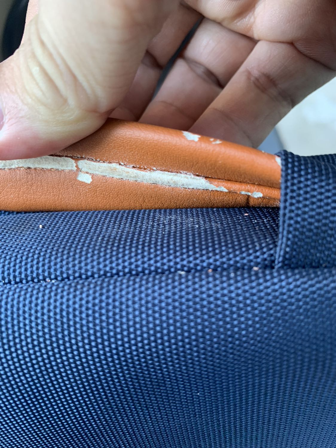 Túi mới sử dụng 1 tuần, da chỗ quai xách đã bong lớp ngoài, đổ bột trong lõi nhìn rất mất thẩm mỹ. Đề nghị trả hàng.