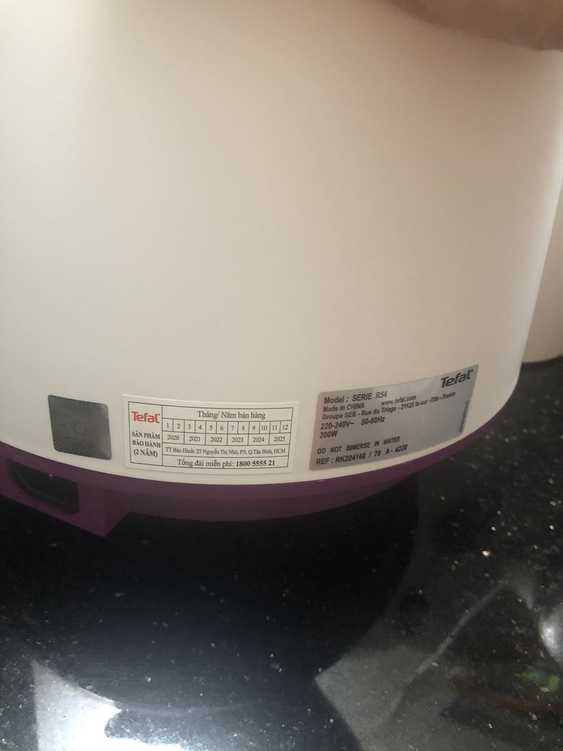 Hàng giao đúng hẹn. Không có hộp carton của tiki bên ngoài hộp tefal. May nồi không bị móp méo gì. Đầy đủ phụ kiện tem mác sản phẩm. Nồi nhỏ xinh trông cũng đẹp, chắc chắn. Mình chưa thử nấu cơm nên chưa biết chất lượng thế nào. Hy vọng cơm cũng ngon.