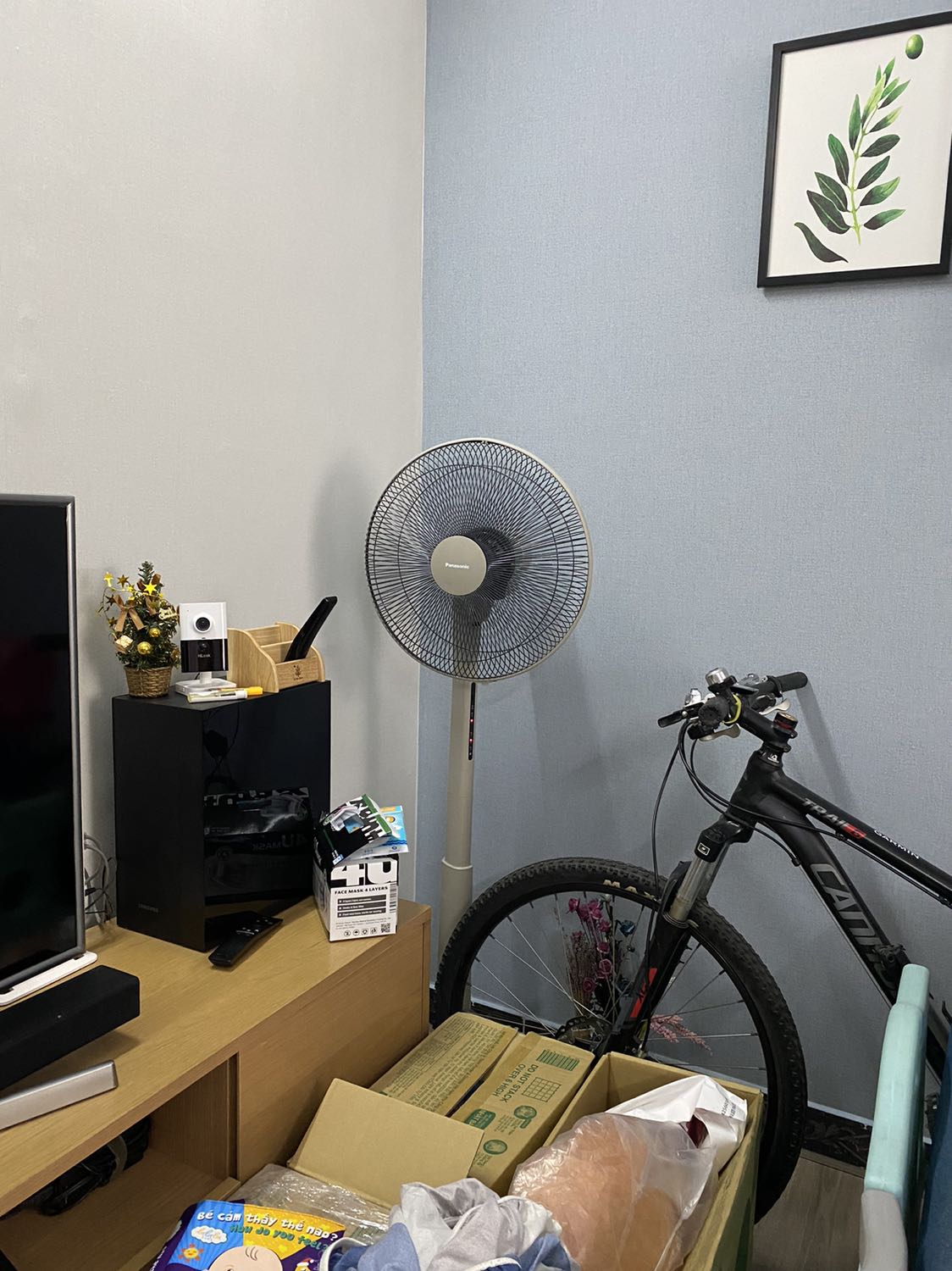 Kiểu dáng đẹp, chạy êm.quạt khá cao nên để phòng khách ok, ko phù hợp với phòng ngủ nhỏ. 
Giao hang nhanh tuy nhiên hàng làn này ko thấy có hoá đơn. Cho hỏi bảo hành thì tính thời gian như thế nào nhỉ ?