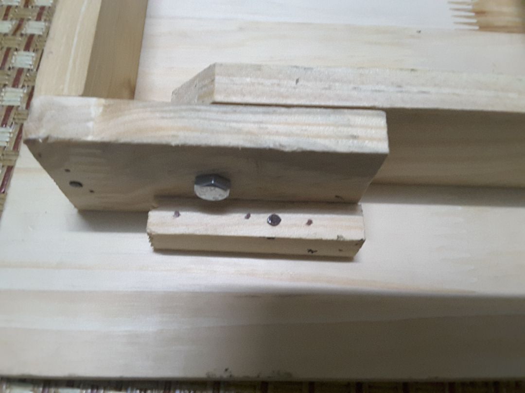 Nếu mình ko thêm mấy cây đinh vào thì tuổi thọ của bàn này ko được bao lâu. Mỗi mối nối là 1 đinh.