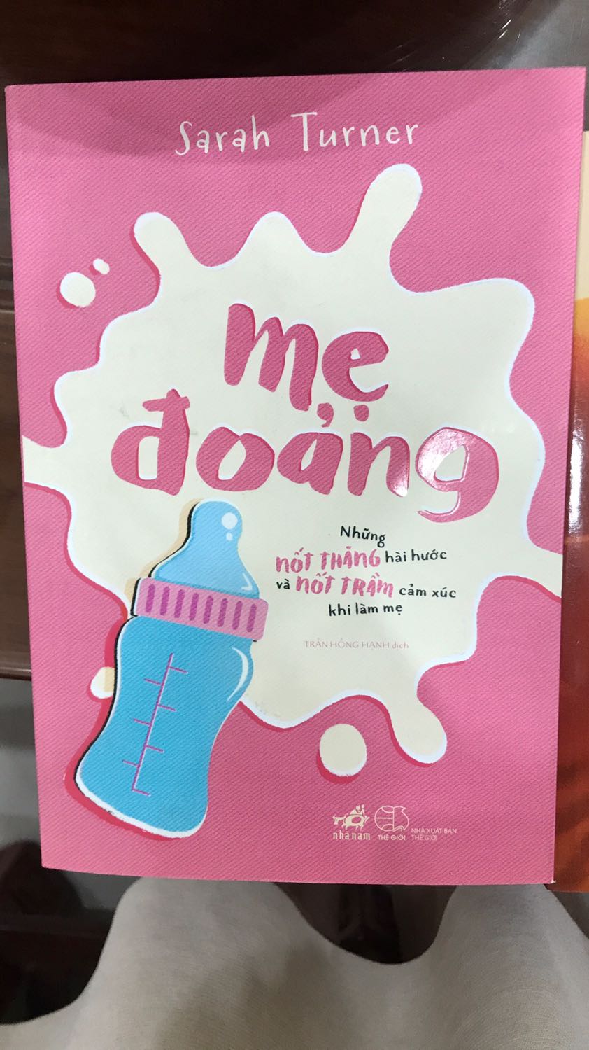 Bìa bị dính bẩn. Sách và phần giấy ngoài bụi. Tuy nhiên bìa k bị rách hay gập nên ổn