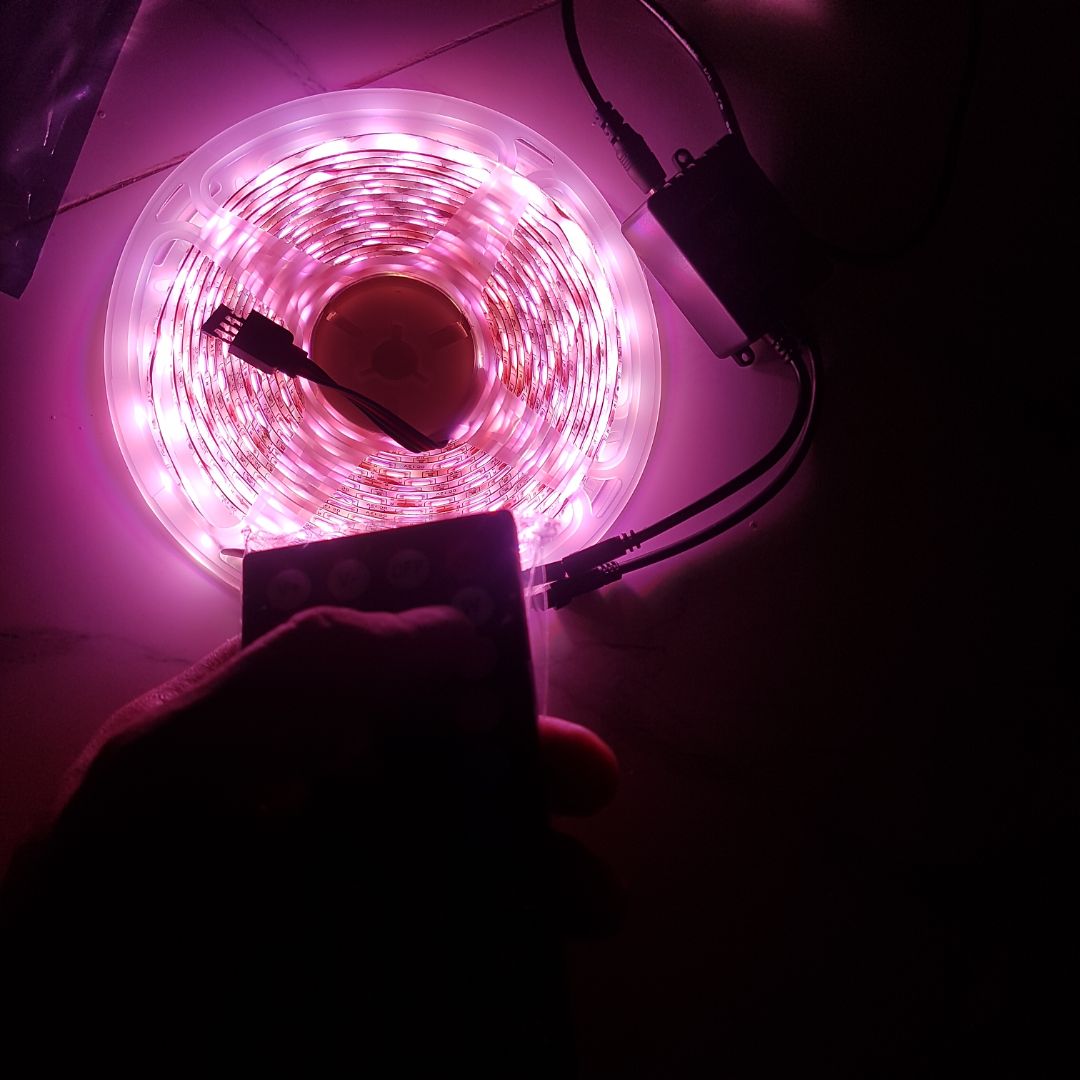 Đèn quá chất. Chọn được nhiều màu đứng yên, nhiều chế độ nháy với chuyển màu. Thích nhất chế độ đồng bộ nhạc. Đèn nhìn khá xịn xò chắc chắn. Cho 10 sao nha.