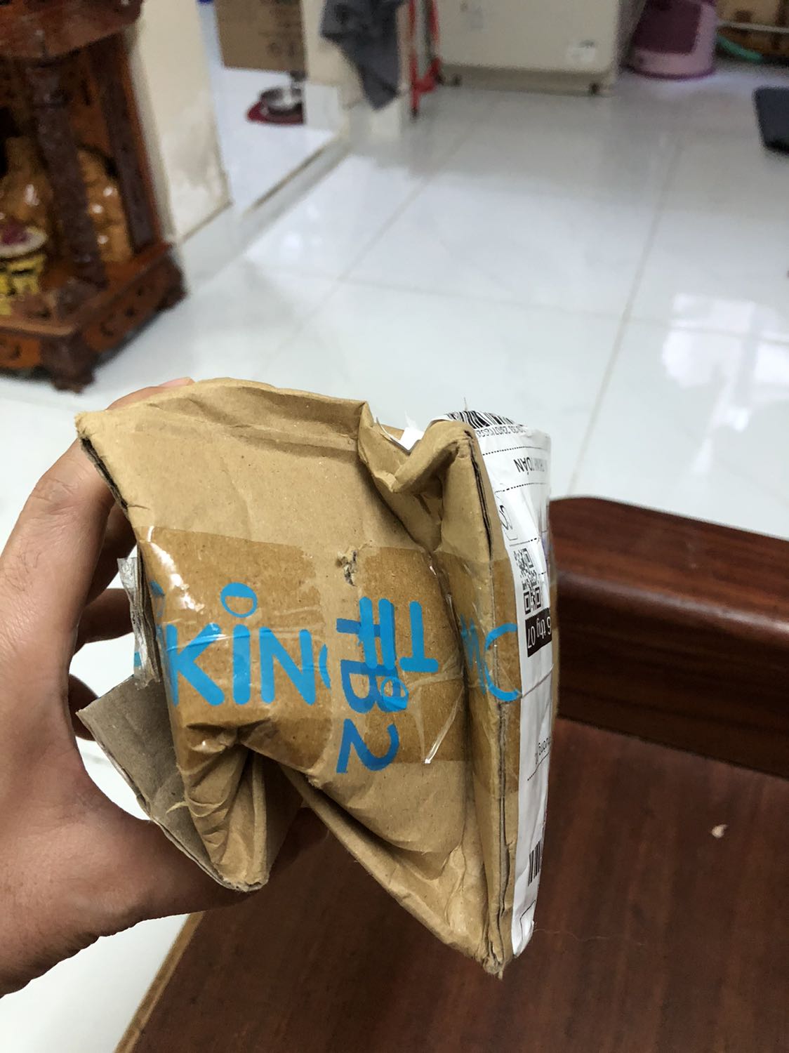 Kẹt dịch 2 tháng thì không nói. Hết dịch nhắc 2 lần mới gửi hàng mất thêm 1 tháng. Nhận được hàng thì móp méo như hình.