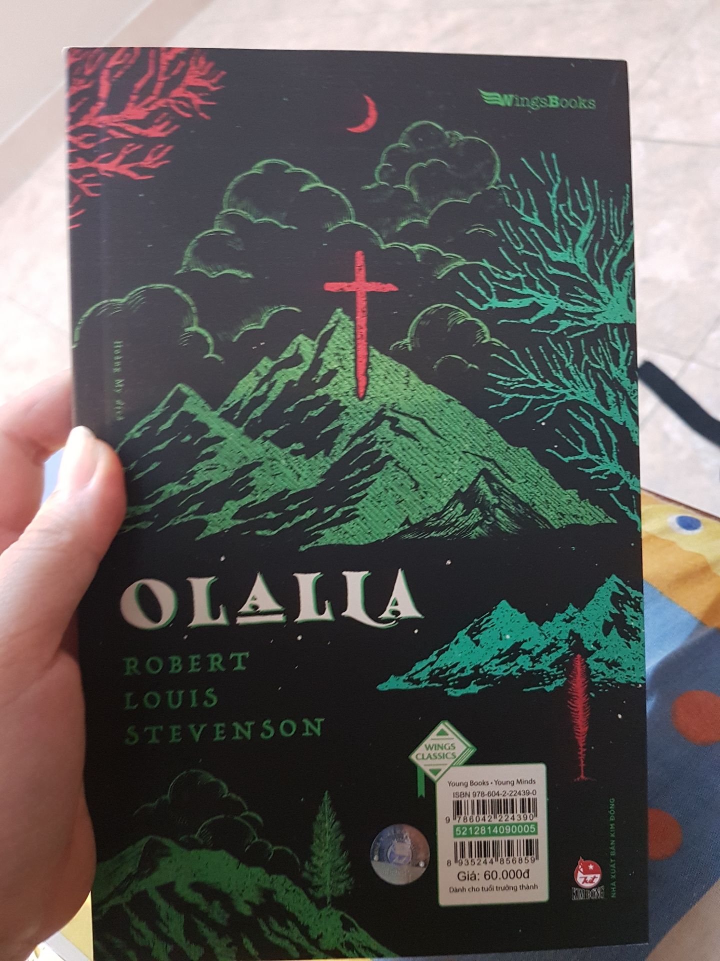 sách đẹp, trình bày dễ nhìn (hy vọng giữa 2 truyện có dải phân cách) giá cả hợp lý. truyện chú thích rõ ràng, đậm chất gothic.