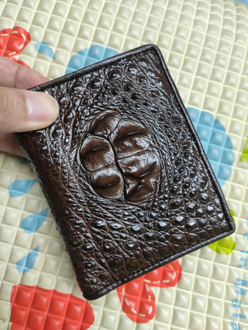 Cái thứ 2 mua của shop. Cũng uy tín như lần trước. Sp da cá sấu thật nên rất bền. Giá cũng ok ko cao cũng ko quá thấp. Tóm lại thấy an tâm