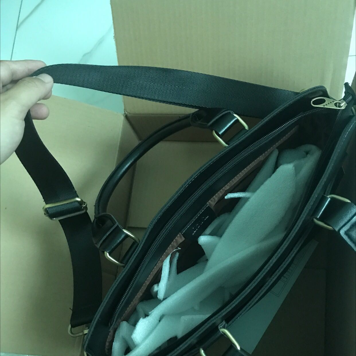 Giá quá rẻ, chất da mềm dầy dặn, đường may không lỗi lầm. Nên mua nha mọi người . Đóng gói chắc chắn . Cảm ơn Shop nhiều