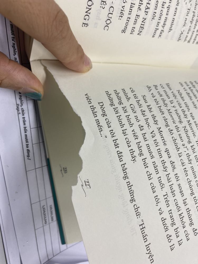 Nói về cuộc sống. Gí trị cuộc sống và con người. Các giá trị tồn tại lâu nhất. Luôn hiện hữu. Dễ hiểu. Dễ đọc. Ôi nhưng mà sách của mình bị rách ạ :((( chả hiểu sao huhu