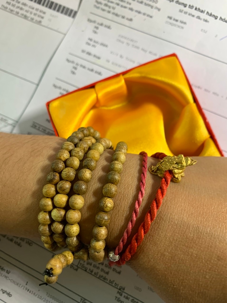 Sản phẩm được đựng trong hộp đỏ dễ thương (mình thích màu đỏ).
Vòng thơm nữa...
Còn thơm bao lâu thì sẽ review sau
Cảm ơn tiki, cảm ơn shop