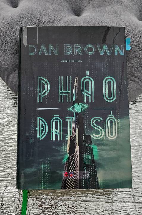 Tác phẩm đầu tay của Dan Brown, chưa quá nặng về mật mã và biểu tượng nhưng văn phong không thể bị nhầm lẫn. Dù mình đọc cuốn này sau các tác phầm về Robert Langdon nhưng khi so sánh, Pháo đài số không quá lép vế. Kịch tính, cuốn hút, nhiều yếu tố suy ngẫm là những gì mình muốn nói. 
Giao hàng nhanh, sách đẹp. (Bìa sách mình dán băng keo các cạnh để bảo quản nên nhìn hơi "ghẻ", không phải lỗi của nhà bán)
