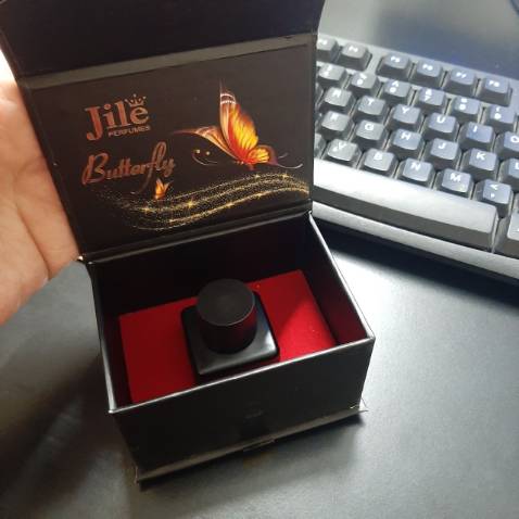 Mùi thơm nhẹ, rất kích thích, thơm lâu, hộp nhìn sang trọng xịn sò , người yêu mình rất thích. Rất thích hợp làm quà tặng. cảm ớn shop. Hết lại ủng hộ