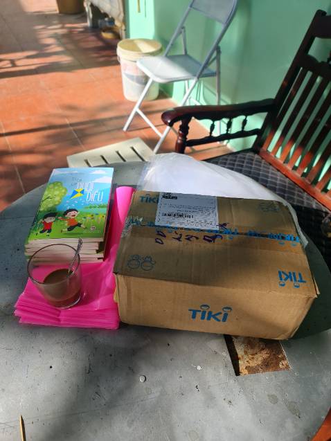 Một cuốn sách thật như 1 chiếc vé đưa ta về với tuổi thơ của những chính mình, 1 8x đời cuối. Bìa sách dễ thương.

Về đóng gói thì Tiki đóng gói rất kĩ càng.