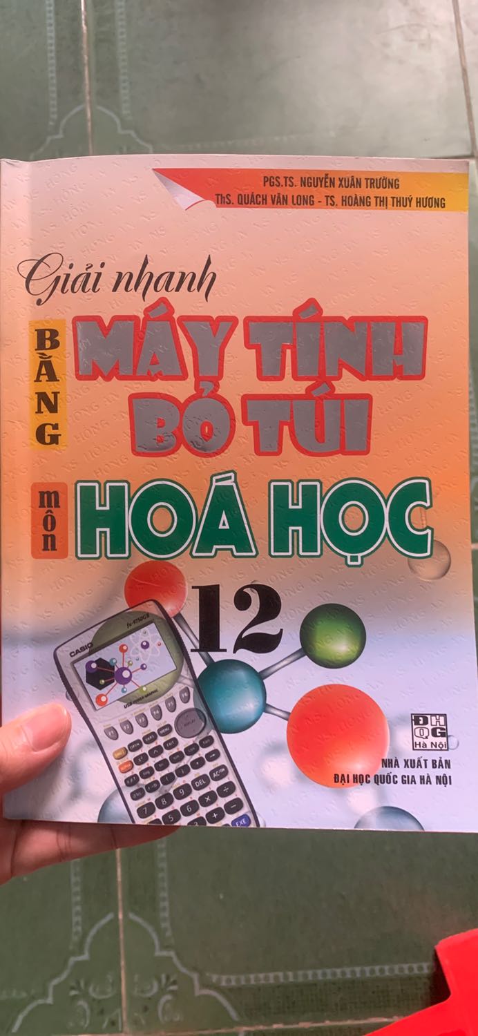 Nói chung cuốn này bản thân mình là người dạy học thì thấy nó k bằng cuốn "Các công thức giải nhanh Hoá học" của Nguyễn Đình Độ. Nhiều vấn đề giải ra dựa trên suy luận, nhận định đề tốt- thường chỉ có ở học sinh học khá, giỏi Hoá mới làm được. Chứ k chỉ cách bấm máy nhanh hay gì như tên sách.