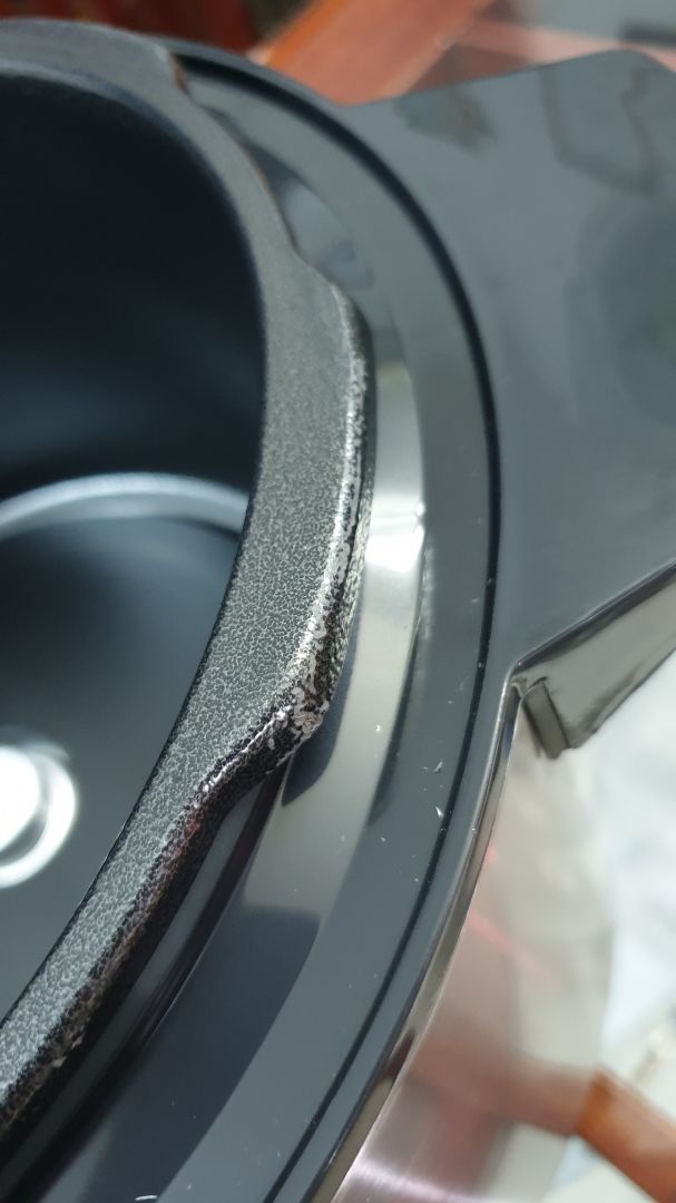 tôi vừa đặt mua một nồi áp suất này ngày 30/01/2020, đăng kí giao hàng nhanh Tiki Now. Trong cùng ngày, tôi về và mở ra xem thì thấy thành nồi đã bị trầy và có dấu hiệu rỉ sét (như trên hình). Hiện tại tôi đang chờ đổi trả. Thật khó chấp nhận chất lượng buôn bán như thế này!