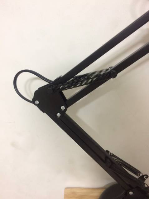 Đèn chắc chắn, cầm nặng tay, đặc biệt là đế đèn nặng để giữ được thân đèn vốn khá cao. Kích thước to phết, mọi người lắp xong đừng sốc nhe. Mình không mua kèm bóng đèn mà mua lẻ bóng Điện Quang 40k ở ngoài, lắp vào hoàn hảo luôn. Đèn có 2 option: kẹp bàn hoặc để bàn.