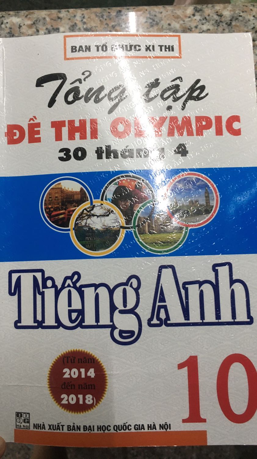 Đề tổng hợp đầy đủ các dạng bài thường xuất hiện trong đề thi học sinh giỏi. Sách mới, không bị lỗi. Về phần đáp án thì không có giải thích gì nên phải tự tìm trên mạng. Bạn nào có ý định vào đội tuyển, thi học sinh giỏi thì nên mua quyển này, còn nếu chỉ học trên trường thôi thì trình độ cuốn này cao hơn nhiều quá. Quyển này mang tính chất luyện đề nên mình nghĩ bạn nào chỉ muốn nâng cao trình độ thôi thì không nên mua, các bạn mua sách nước ngoài ôn kĩ từng kĩ năng và nâng cao từ vựng sẽ có ích hơn nhé.