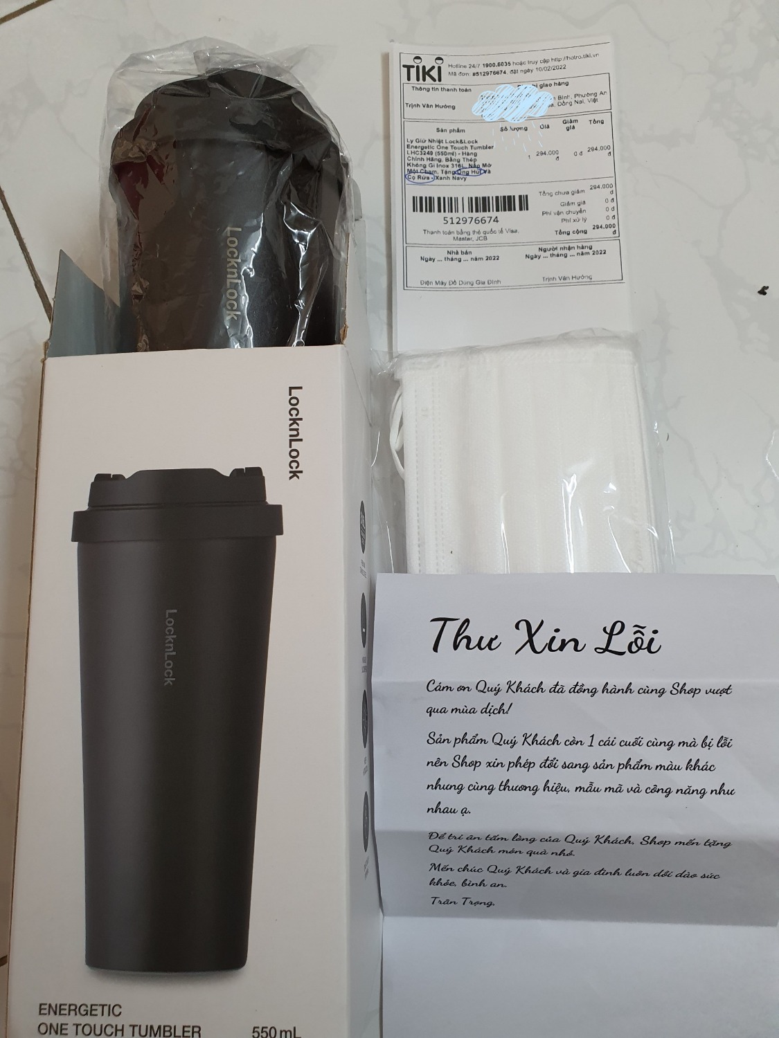 Tiki giao hàng nhanh, shipper dễ thương. Sản phẩm cầm chắc tay, nhìn chất lượng. Tuy nhiên, mình đặt màu xanh navy nhưng bên đối tác giao màu đen. Đối tác có kèm thư xin lỗi và tặng kèm 1 bịch khẩu trang. Nhà bán ok, chỉ là mình đặc biệt thích màu xanh nên đã liên hệ tiki đổi trả. Hy vọng sẽ được hỗ trợ nhanh. Góp ý bên đối tác bán nếu không có màu đúng yêu cầu của khách, nên liên hệ khách để thương lượng, tránh gây phiền hà cho cả 2 bên về sau. Mình là người không thích làm khó người khác nên không đánh giá sao thấp, chứ xét ở góc độ mình đã tin tưởng và thanh toán trước để rồi sau đó nhận sản phẩm không ưng ý thì shop rất là đáng trách nè.!