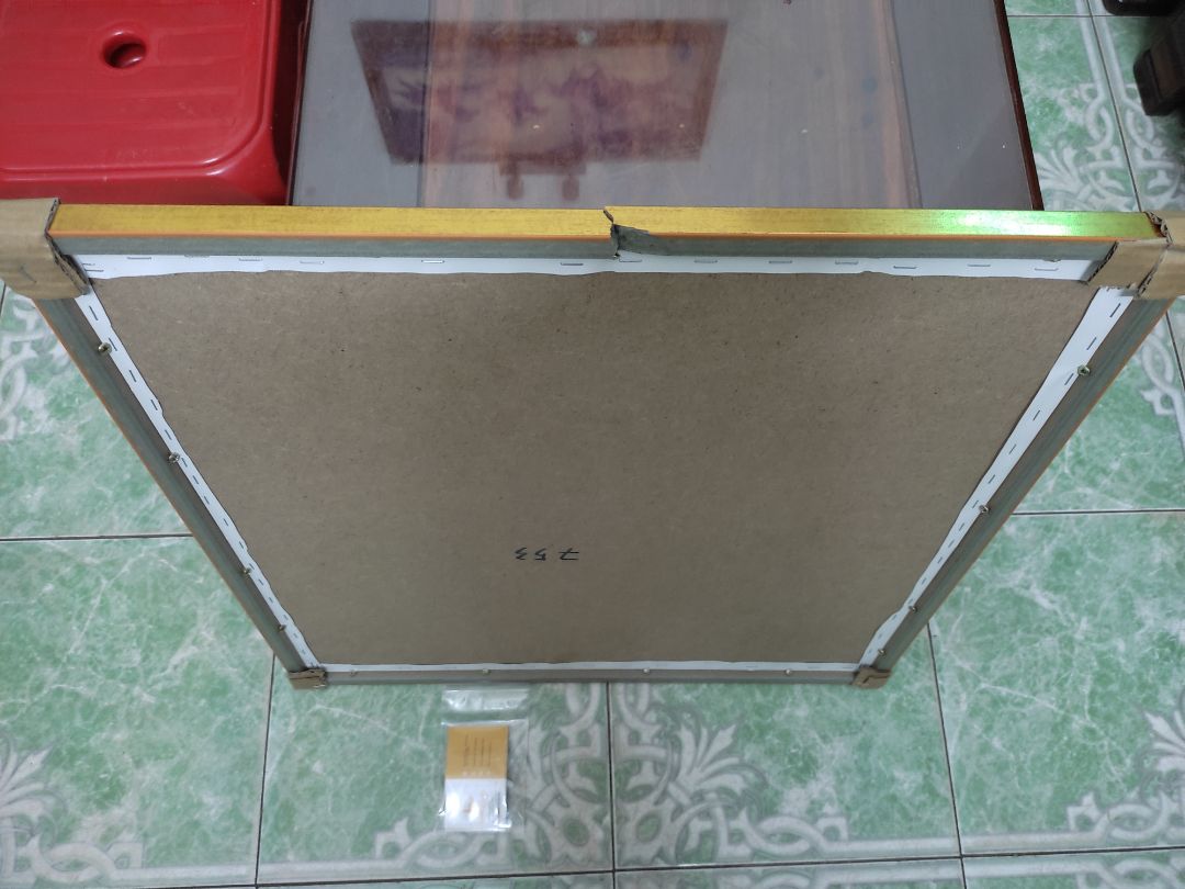 Tranh giao về bị gãy khung, đóng gói rất lỏng lẻo chỉ bọc xốp bên ngoài, thất vọng