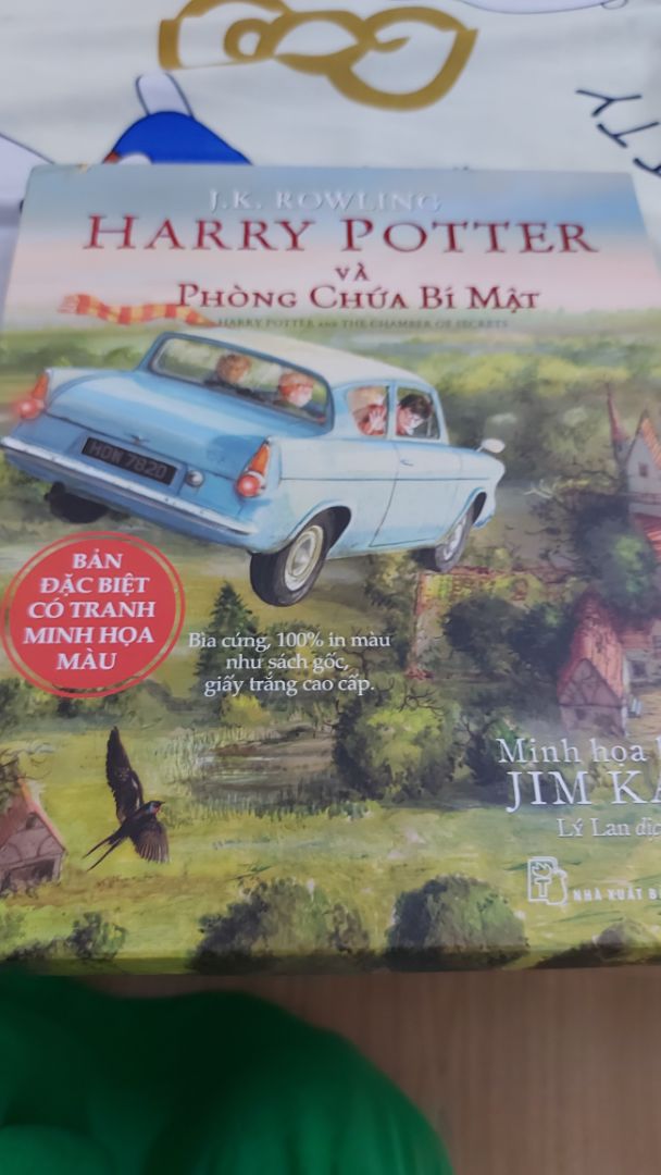 sách hình màu đẹp. nhưng lật qua lật lại dễ sứt chỉ quá. ko hiểu sao sách đắt tiền vậy mà làm sộc xệch vậy hey. chưa đọc hết đã lòi chòi rồi. mà nâng như trứng hứng như hoa ý. đây là q1 nè. q2 chưa đọc tới