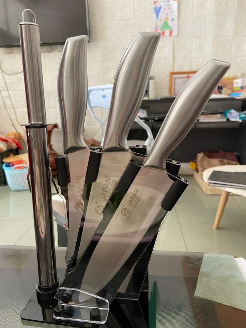 Đã nhận hàng, đóng gói cẩn thận, dao nhẹ cầm k có cảm giác. Số lượng đủ bộ. Dao rất bén. Tớ đã làm *** ngọt sớt luôn. Dao thái và kéo mới rất ok, dao chặt thì quá nuột cho 1 cú dập Mua để thái thì ổn áp nhé mn.