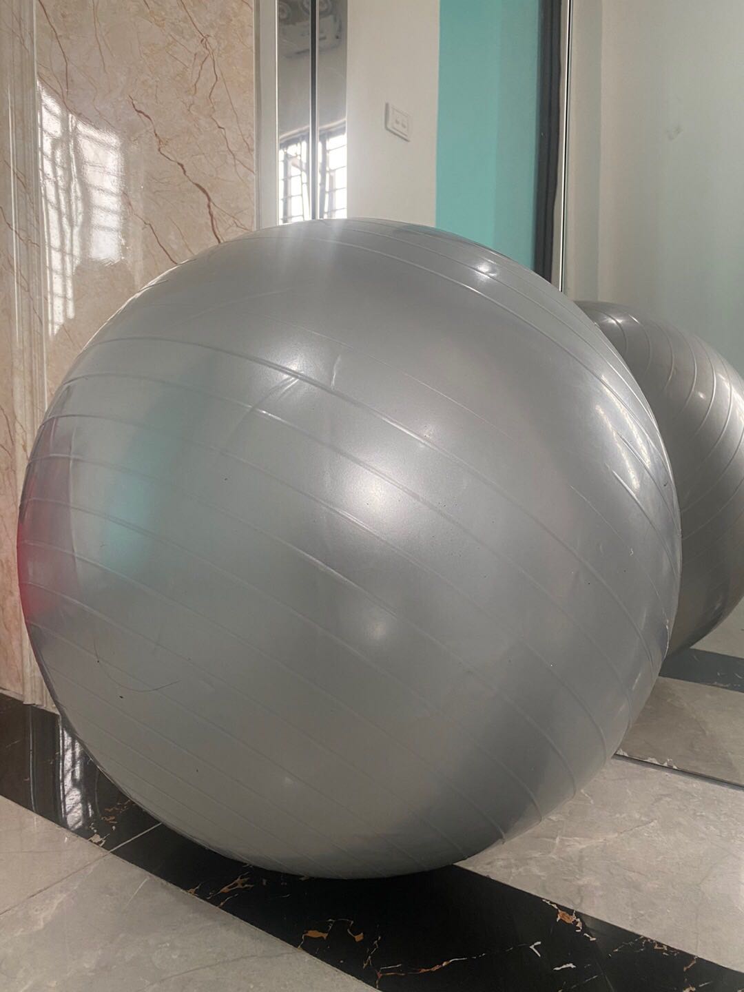 Mình để 3 sao vì cái bơm gửi kèm thực sự là ko dùng đc. Mình nhờ người bơm dùm mà ai cũng bảo bơm này ko xài đc nên chuyện cái bơm ko phải là do mình *** mà ko biết bơm. Giờ bóng mua về vẫn lặng im đắp chiếu!
Cập nhật: mình mang ra hàng vs bơm thành công. Bóng dùng ổn!