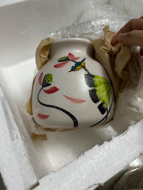 Mình đặt bình hoa bồ công anh mà shop giao bình vẽ hoa sen, mình rất ko thích hoa sen