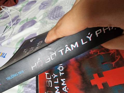 Sách bẩn, dập và không có seal. Thấy t săn được giá rẻ nên gửi sách cũ phải không ?