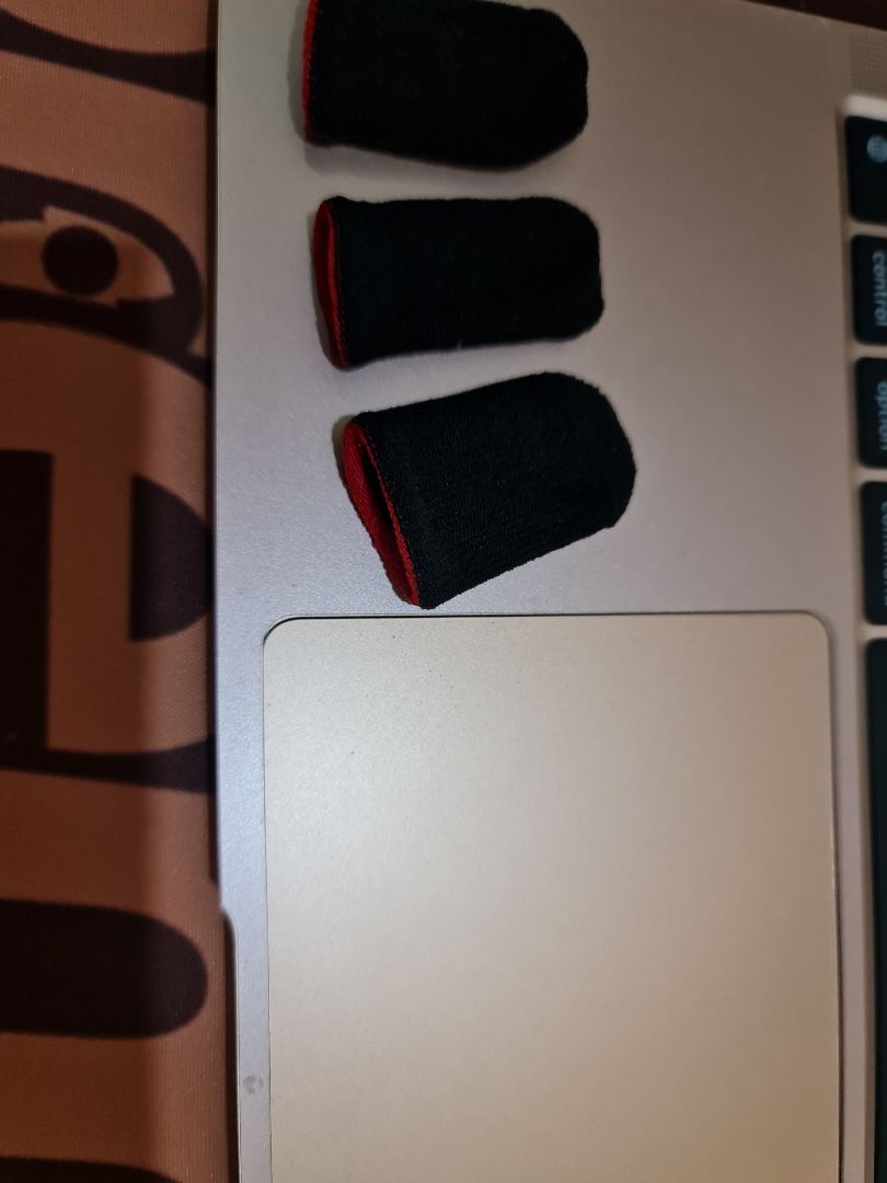 Giá rẻ, thoải mái ko bị bó ngón tay. Do mình mua để xài trackpad thì thấy tương đối, đôi lúc ko nhạy, vuốt ổn, chọn thì phải nhấn mạnh. còn trên màn cảm ứng thì ko biết.