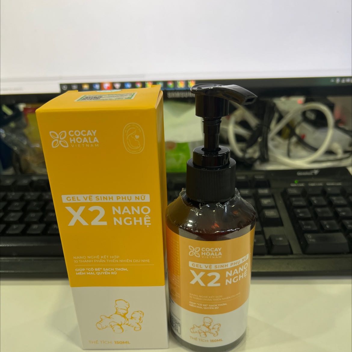 Giao hàng khá là nhanh.Thấy review tốt nên mình mua xài thử.đã xài thử thấy the the mát mát dễ chịu nhưng có điều chai không đc tốt cho lắm, lúc nhấn vòi bị rỉ ra ngoài sẽ làm tốn dung dịch.Mong shop khắc phục sẽ ủng hộ shop vào lần sau.