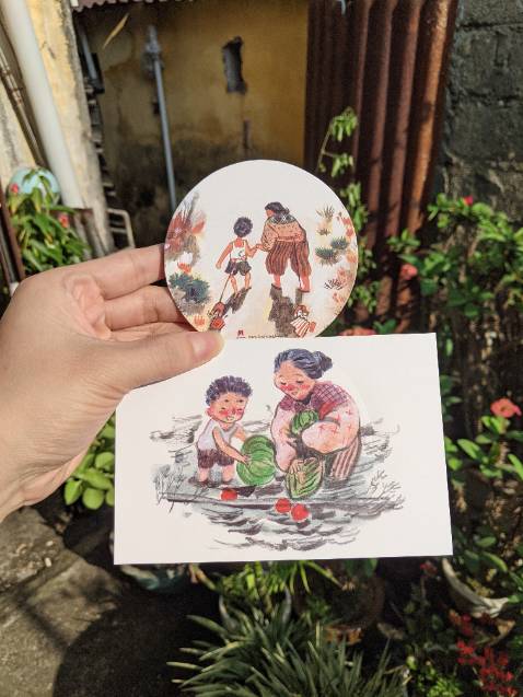 34 tuổi, đọc quyển sách này cảm giác nhớ lại tuổi thơ nghèo khó hồi xưa, sống lại quãng thời gian chơi đùa đủ các trò với đám hàng xóm, tới những bờ sông, suối, núi và khung cảnh thiên nhiên...kỉ niệm đẹp. Có vài chương đầu đọc thôi đã thấy xịt xùi, rơm rơm nước mắt...đâu đó thấy mình trong đó và nể phục tinh thần vượt khó của bà Osano trong thời kì nước Nhật sau chiến tranh, nghèo nhưng vui vẻ chứ ko phải nghèo ủ ê, vì đồng tiền mà làm việc xấu. Lòng tốt của các nhân vật khác được nhắc trong truyện cũng pha thêm màu sắc ấm áp, vui tươi, nhẹ nhàng. Đọc dần các chương cuối sách cảm nhận nỗi buồn khi phải xa người Bà đã nuôi dạy mình suốt 8 năm trời của tác giả, xa cái vùng Saga bao kỉ niệm gắn bó. 

Tổng kết: Một quyển sách dễ thương, nhẹ nhàng, ý nghĩa, đầy nhân văn, đủ cảm xúc hài hước, buồn lẫn lộn nhưng rất ĐẸP. Cám ơn tác giả và người Bà Osano vùng Saga.