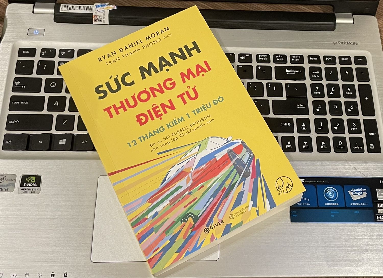 Cuốn sách làm thay đổi cách suy nghĩ về kinh doanh online: tập trung nhìn vào khách hàng và bán cho họ thứ họ cần, đừng chỉ đi lo làm sản phẩm. Đó mới là hướng phát triển, ví dụ như tập trung phục vụ cho người tập Yoga, họ mua thảm tập, và mua gì sau đó? Để kinh doanh hiệu quả trên sàn ở VN thì nên đọc một quyển sách lớn hơn, như quyển này, khi đó nó giúp mình nhìn thấy mọi việc đơn giản hơn. Hình vẽ ấn tượng, nội dung ứng dụng được cho tmđt VN. Sách nên đọc.