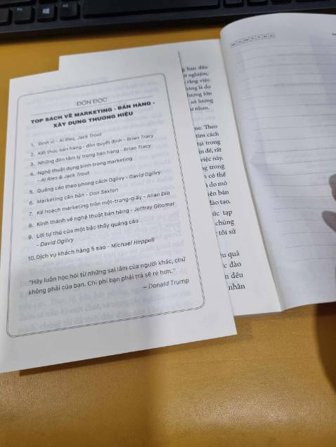 Sách mới mở ra thì bung trang giấy.