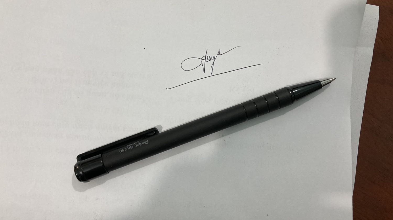 Quên đặt mực màu xanh. Mà hình như shop không có lựa chọn màu mực thì phải.
Nét mực khá ổn, mới lấy về thấy ra đều mực, thân bút chắc chắn. Xài thời gian sau không biết ra sao.
Đánh giá ban đầu thấy được.